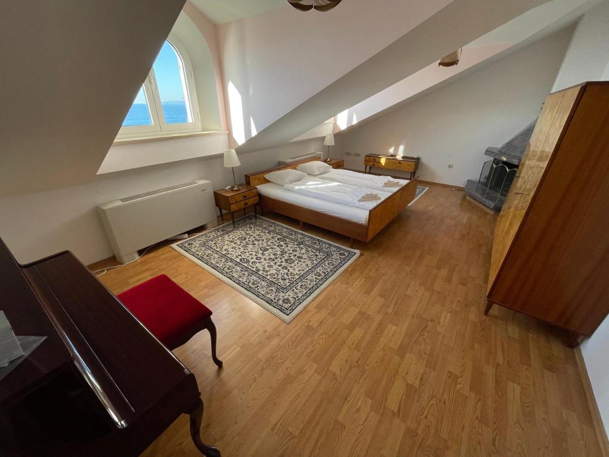 Luxury Seaside Villa With A Classic Mediterranean Olive Garden, A Fully Equipped Professional Kitchen, Pool, Sauna, Padle Boards And Canoe - Miolin Beach House Trogir Ngoại thất bức ảnh