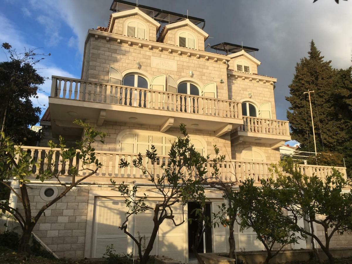Luxury Seaside Villa With A Classic Mediterranean Olive Garden, A Fully Equipped Professional Kitchen, Pool, Sauna, Padle Boards And Canoe - Miolin Beach House Trogir Ngoại thất bức ảnh